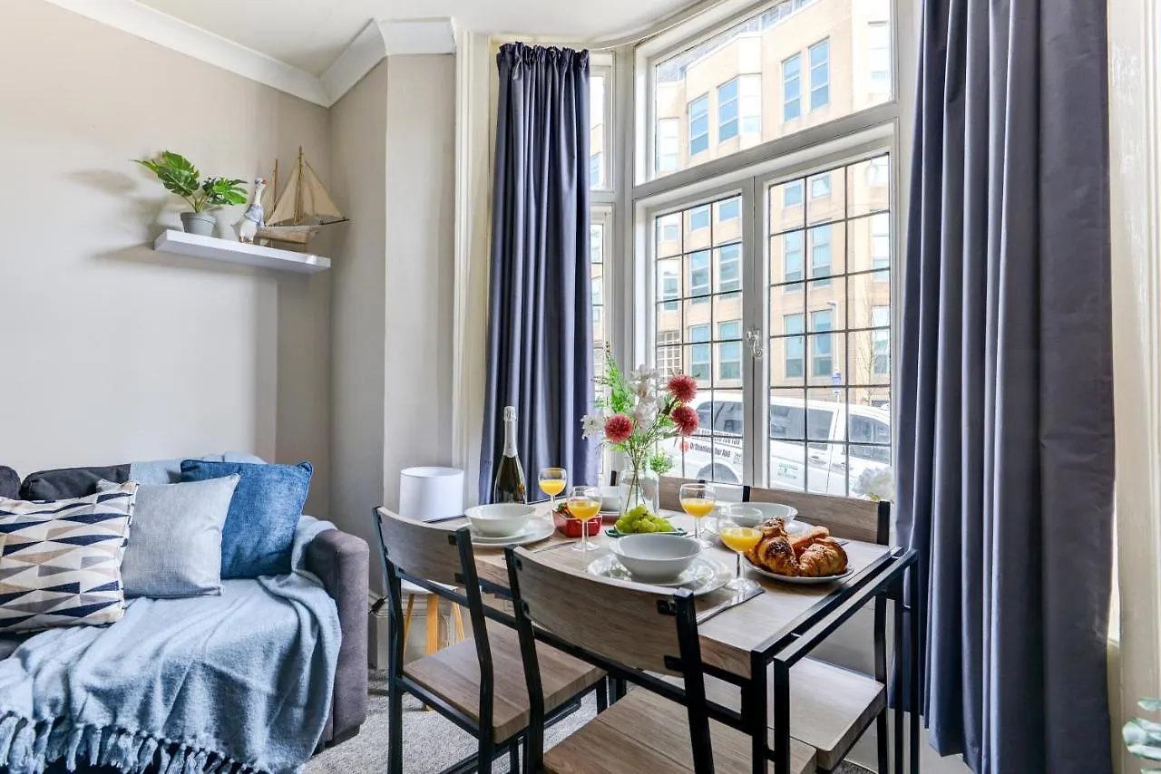 2 Bedroom Apartment - Queens Square Flat 1 Hove