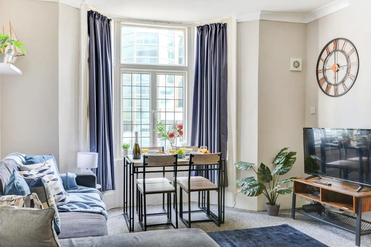 2 Bedroom Apartment - Queens Square Flat 1 Hove