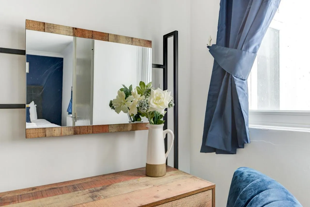 2 Bedroom Apartment - Queens Square Flat 1 Hove