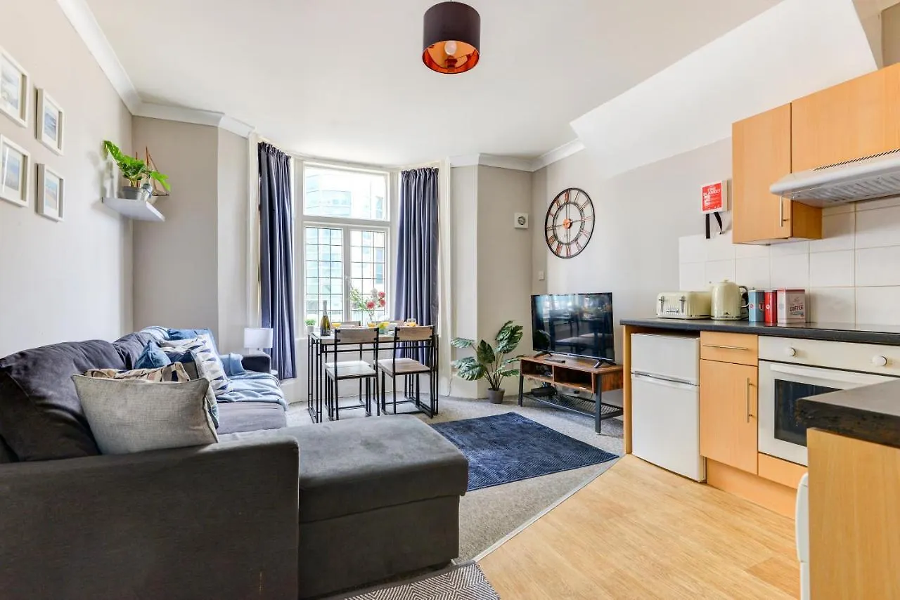 2 Bedroom Apartment - Queens Square Flat 1 Hove