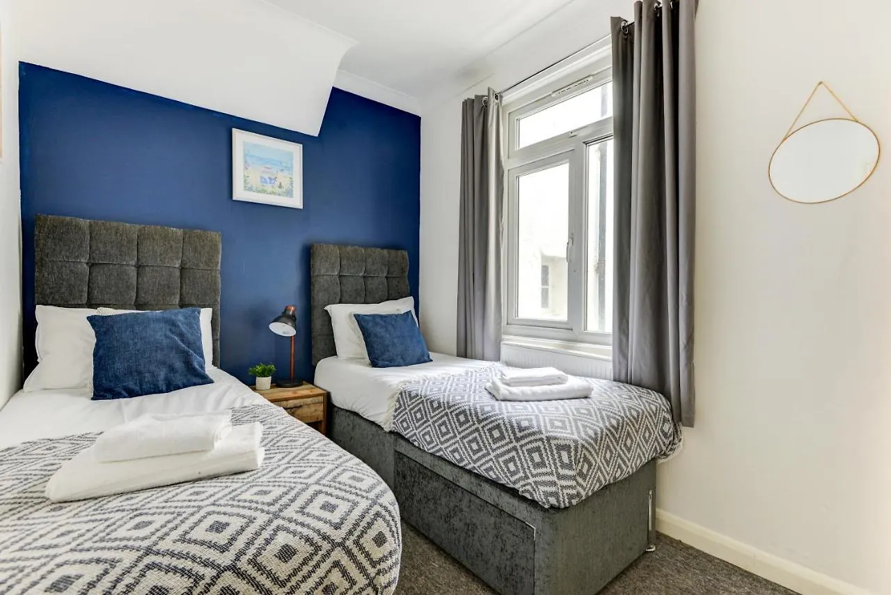 2 Bedroom Apartment - Queens Square Flat 1 Hove