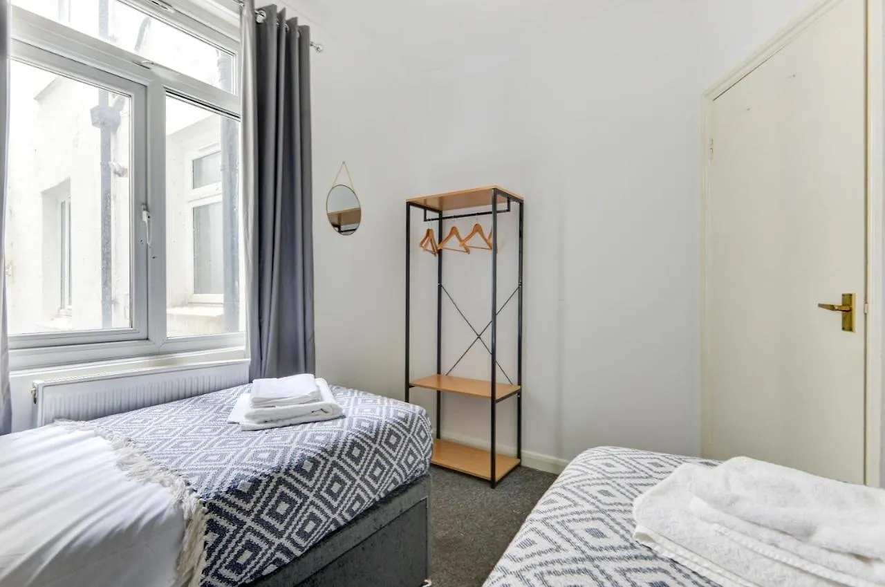 2 Bedroom Apartment - Queens Square Flat 1 Hove 0*,